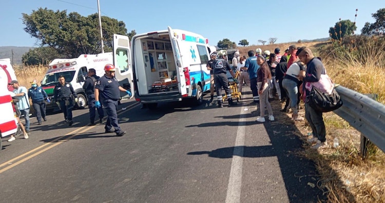 Vuelca camión de pasajeros en la Curva del Diablo