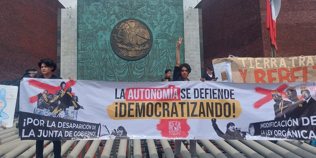 Estudiantes de la UNAM protestan en Cámara de Diputados contra recorte para becas