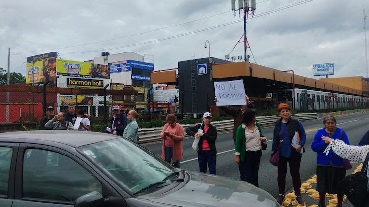 Bloqueo sobre la calzada de Tlalpan, a la altura del metro Ermita, el 6 de octubre de 2026.