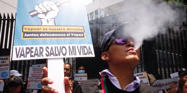 Protesta de usuarios de vapeadores en las afueras del Senado de la República, el pasado 4 de junio.