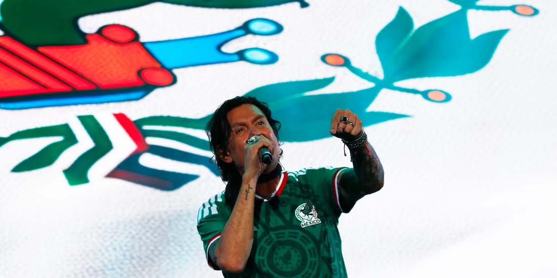 Saúl Hernández, vocalista de Caifanes, porta la playera de la Selección Mexicana durante el concierto en el Estadio GNP Seguros.