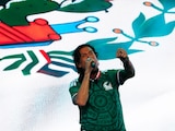Saúl Hernández, vocalista de Caifanes, porta la playera de la Selección Mexicana durante el concierto en el Estadio GNP Seguros.