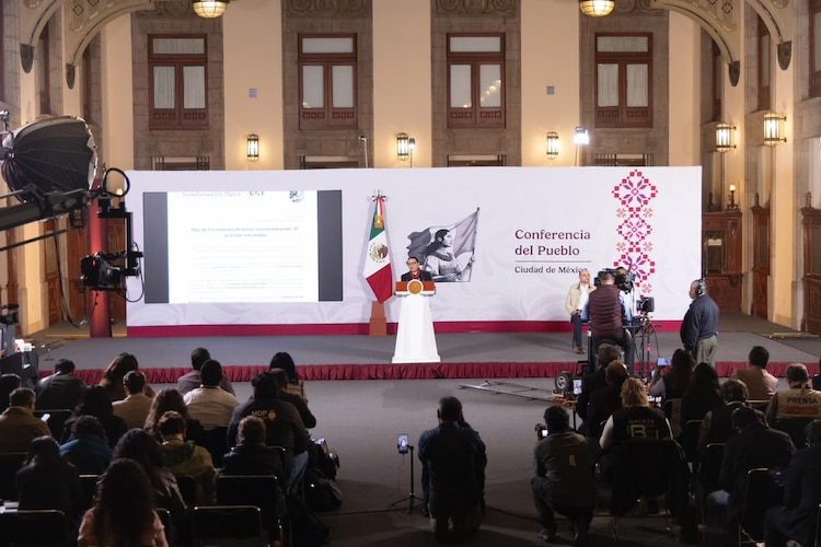 Durante la conferencia, la secretaria Rosa Icela Rodríguez resalta el alcance de las muestras arqueológicas.