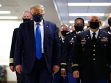 Donald Trump usa un cubrebocas durante una visita al Centro Médico Militar Nacional Walter Reed.