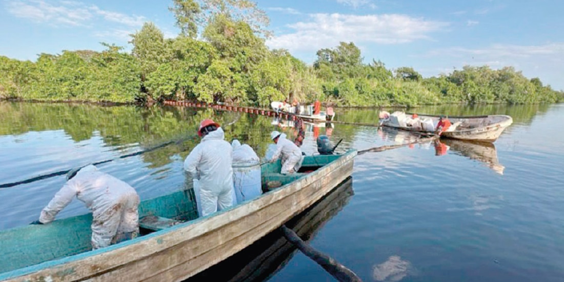 PEMEX realiza labores de recuperación en río Seco, Tabasco, el 22 de marzo del 2026