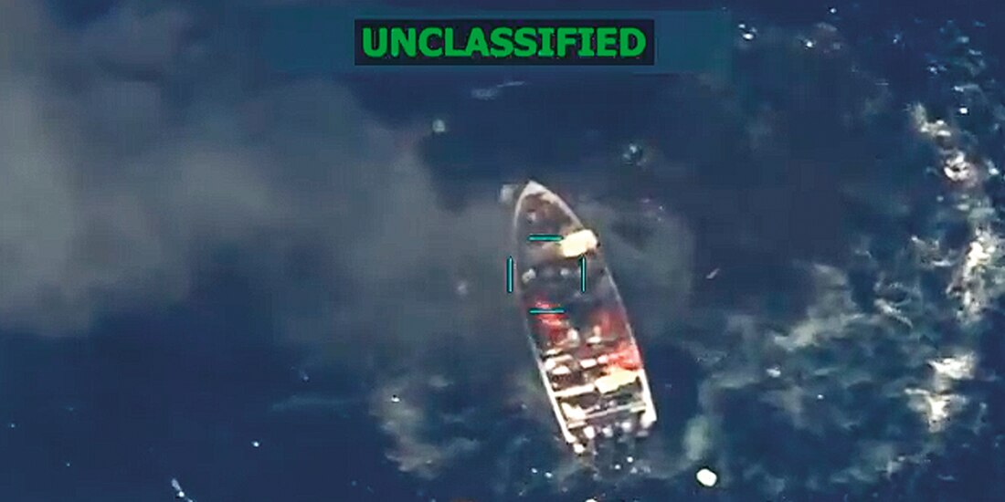 Captura de video del ataque de EU a una presunta narcolancha, ayer.