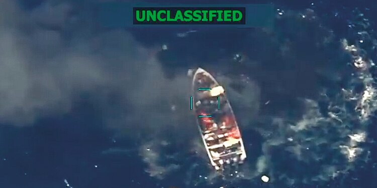 Captura de video del ataque de EU a una presunta narcolancha, ayer.