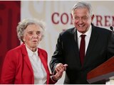 Elena Poniatowska con Andrés Manuel López Obrador durante una conferencia de prensa en Palacio Nacional en 2019.