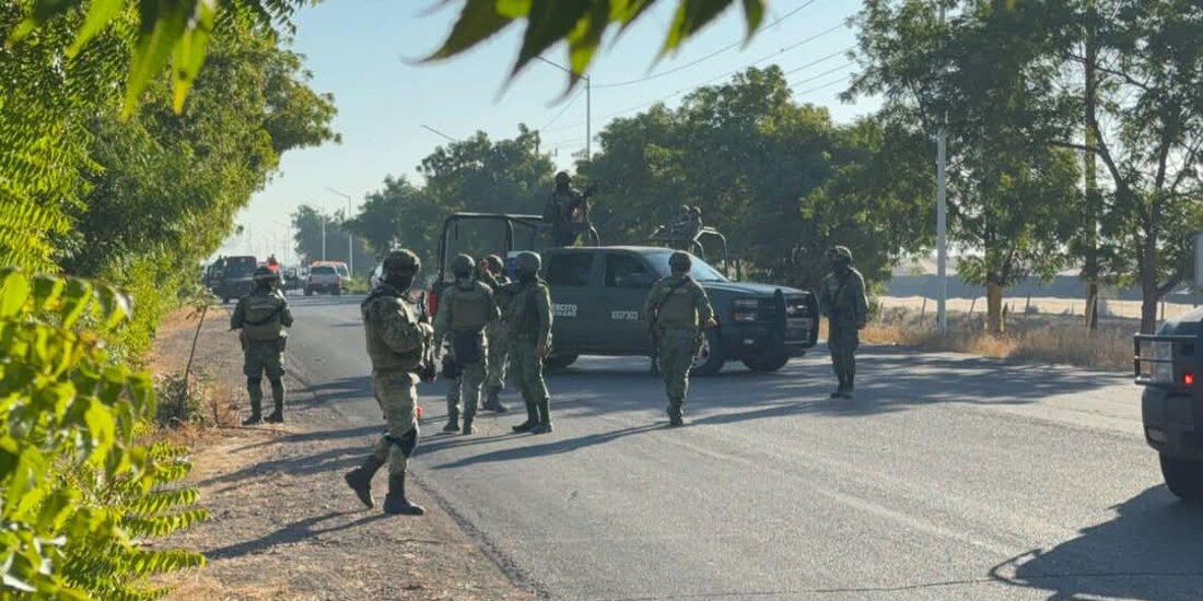 Soldados vigilan tras un enfrentamiento en Costa Rica, ayer.