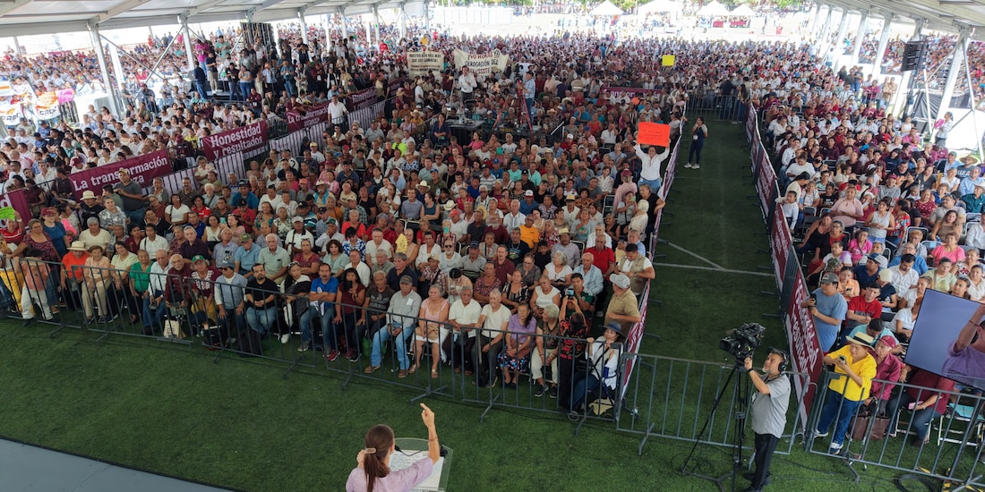 La presidenta Claudia Sheinbaum Pardo encabeza el evento gubernamental desde la Unidad Deportiva Morelos, en Colima.