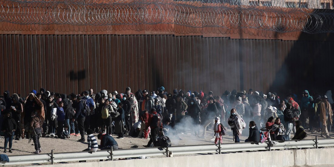 Cientos de indocumentados se reunieron en un cruce hacia El Paso, Texas, ayer.