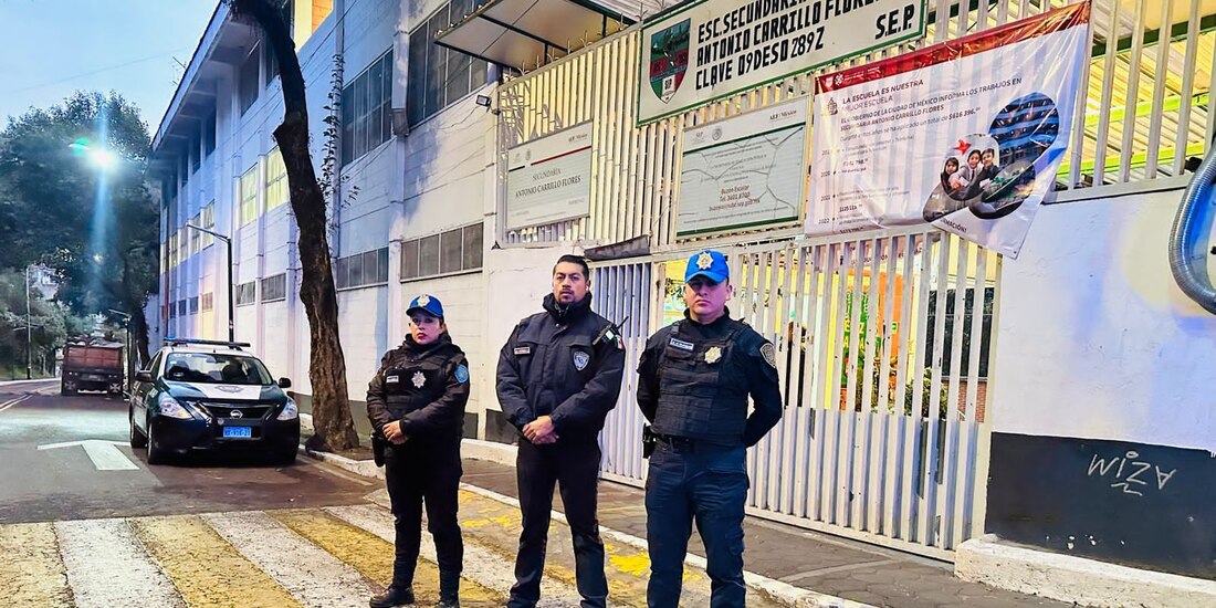 Elementos de la policía y vialidad trabajan juntos para mantener la seguridad en zonas escolares de Cuajimalpa.