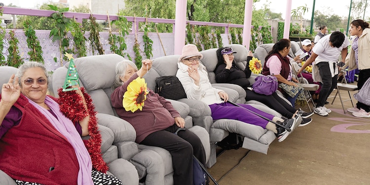 Adultas mayores en el espacio de relajación dedicado a ellas.