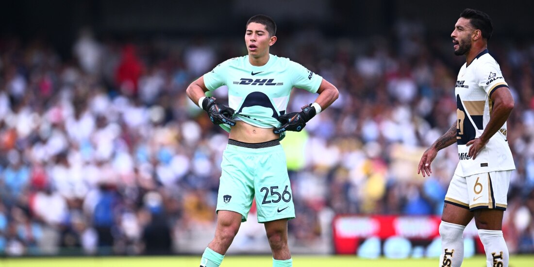 Rodrigo Parra, portero de Pumas, se lamenta luego de su error ante Pachuca que terminó en gol en contra