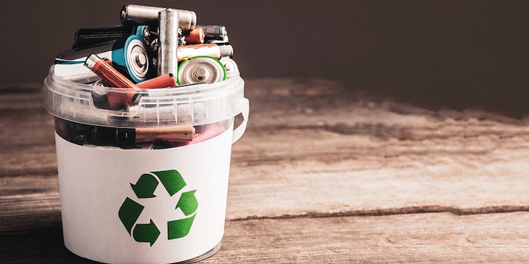 Almacena las pilas en botes para llevarlas a centros de acopio.