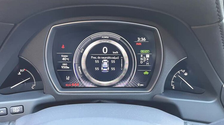 Tablero de instrumentos análogo-digital en Lexus LS 2022.