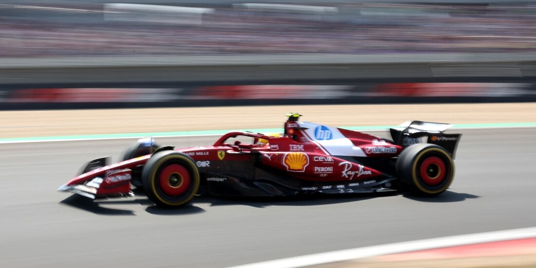 El Ferrari de Lewis Hamilton en el sprint del Gran Premio de China de F1.