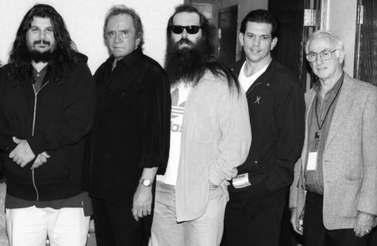 Al centro, el productor musical Rick Rubin.