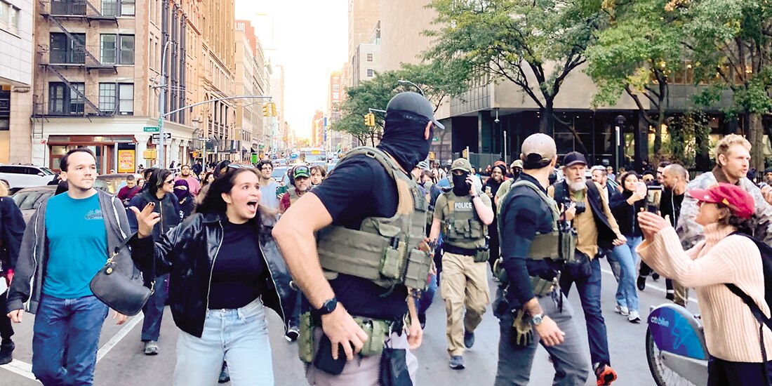 Manifestantes se enfrentan a agentes federales por la calle Lafayette, ayer.