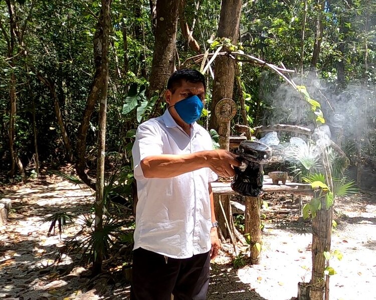 Antes de descender al lugar sagrado se realiza una ceremonia para pedir permiso.