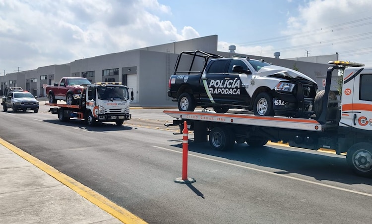 Patrulla chocó contra la camioneta, con lo cual logró detenerla.
