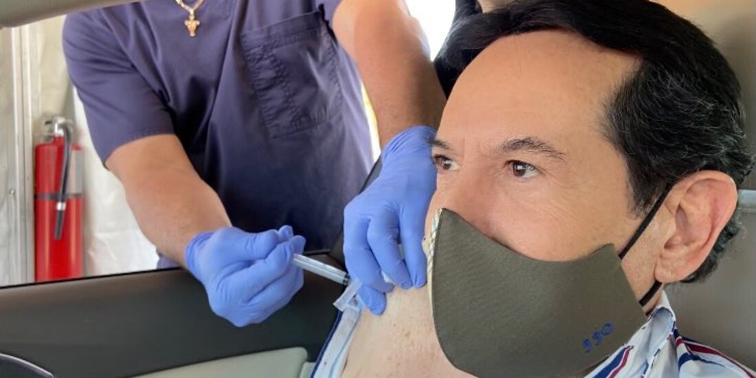 El conductor de televisión Juan José Origel fue vacunado contra el COVID.