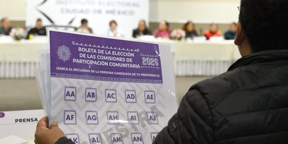 Un hombre sostiene una boleta muestra para la elección de Copaco.