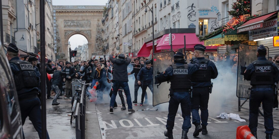 Policías repliegan a manifestantes kurdos en calles de París, ayer.