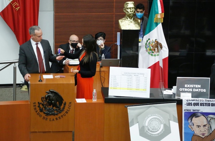 La comparecencia terminó cuando la senadora panista Martha Cecilia Márquez dio gel antibacterial a López-Gatell.