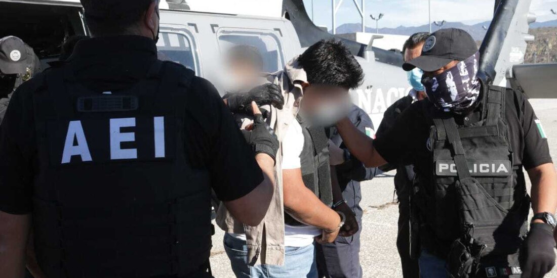 Elementos de la Agencia Estatal de Investigaciones apoyaron en el traslado de los presuntos homicidas de Heber López Vásquez.