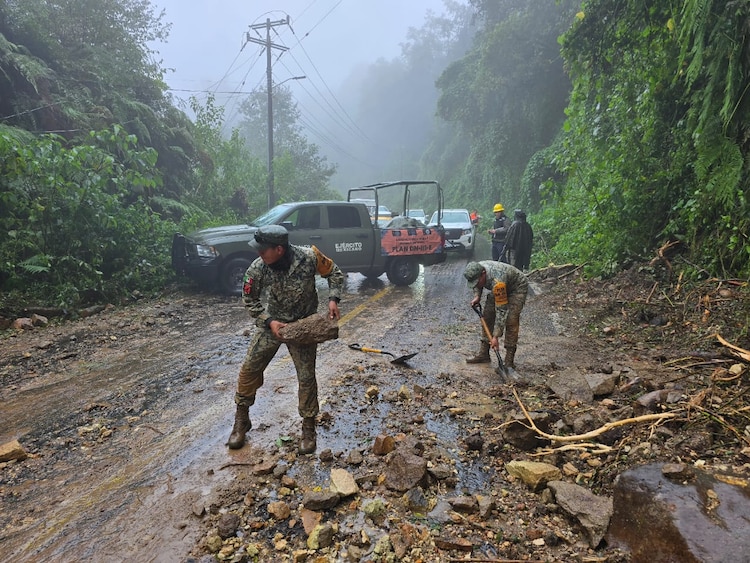 En Puebla, Hidalgo y Querétaro, personal del Ejército mantiene recorridos de vigilancia y monitoreo de zonas de riesgo.
