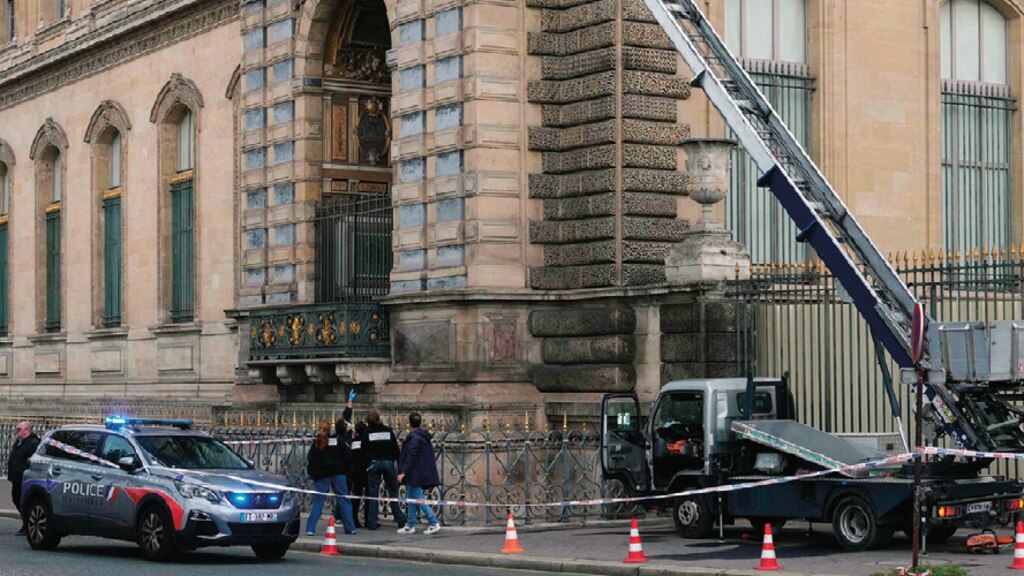 POLICÍAS, afuera de la zona por donde entraron los ladrones, el 19 de octubre