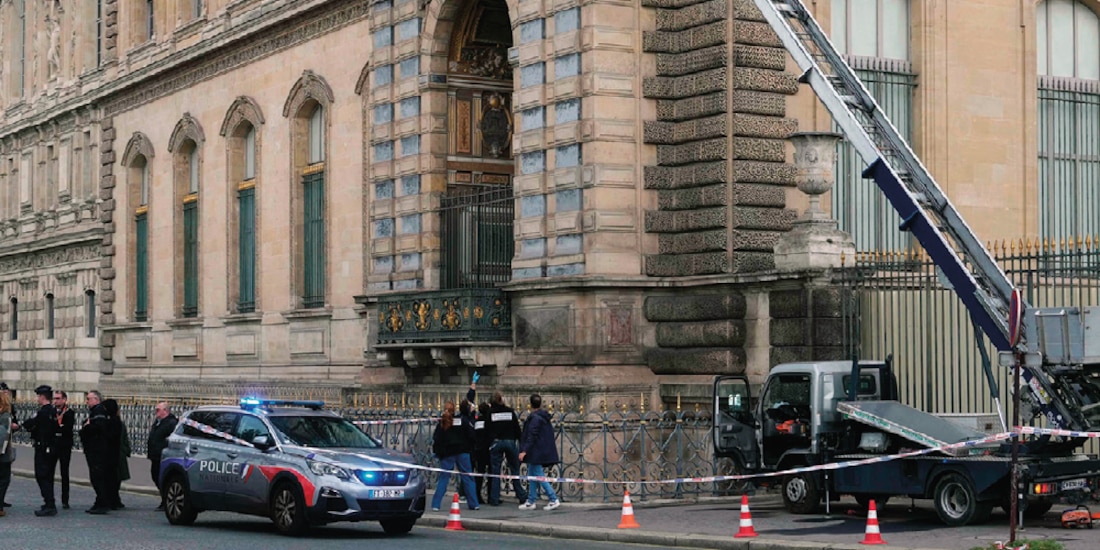POLICÍAS, afuera de la zona por donde entraron los ladrones, el 19 de octubre