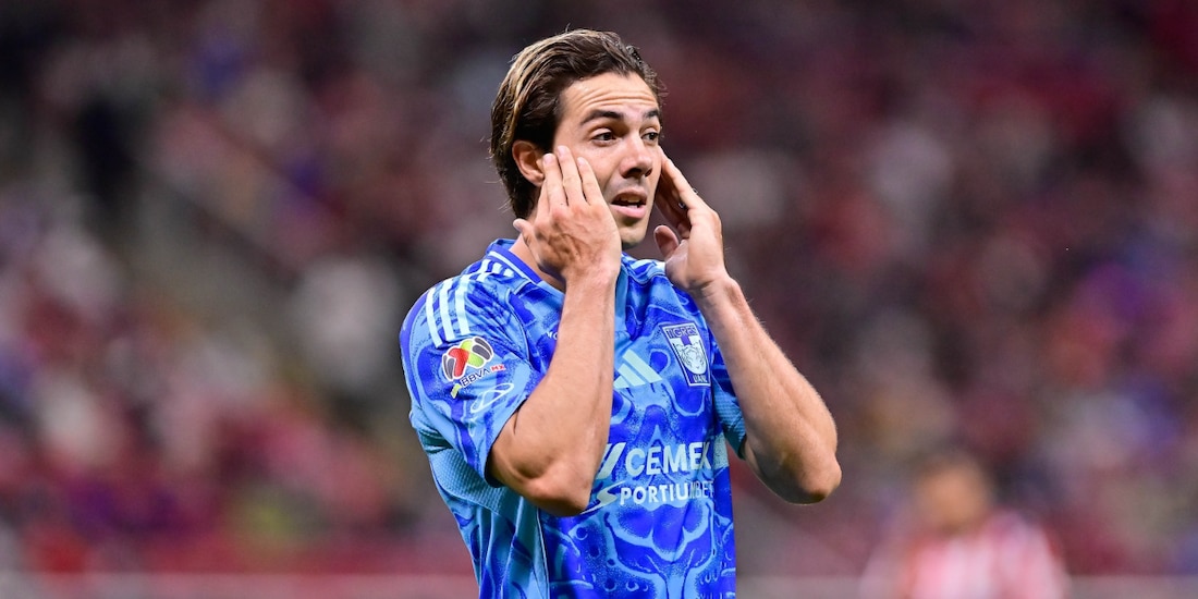 Sebastián Córdova durante un juego de Tigres en la fase regular del Apertura 2025.