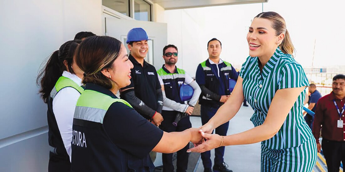 Marina del Pilar Ávila Olmeda saluda a empleados industriales.