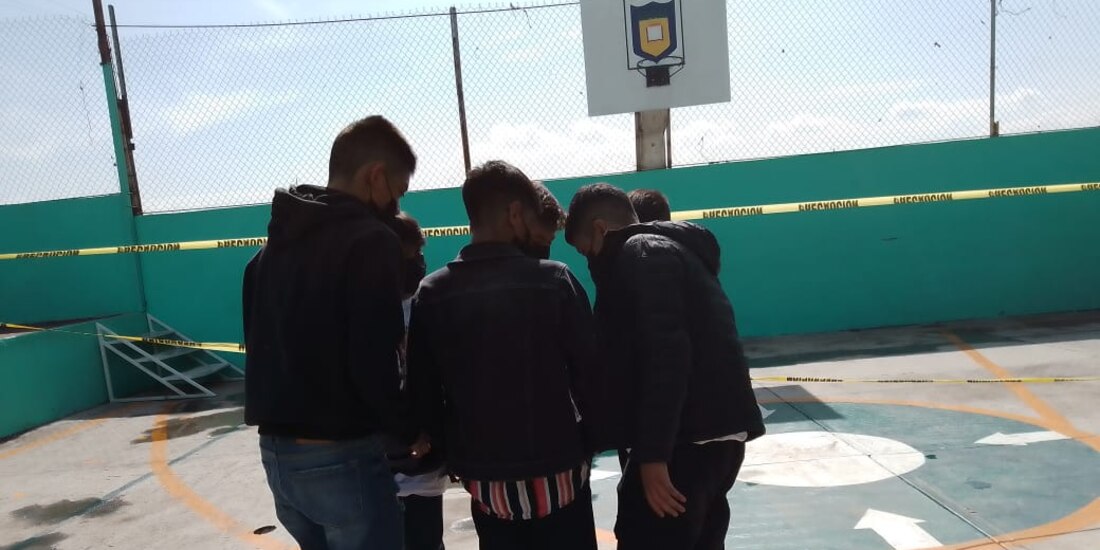 En la escuela colocaron cintas amarillas de precaución.