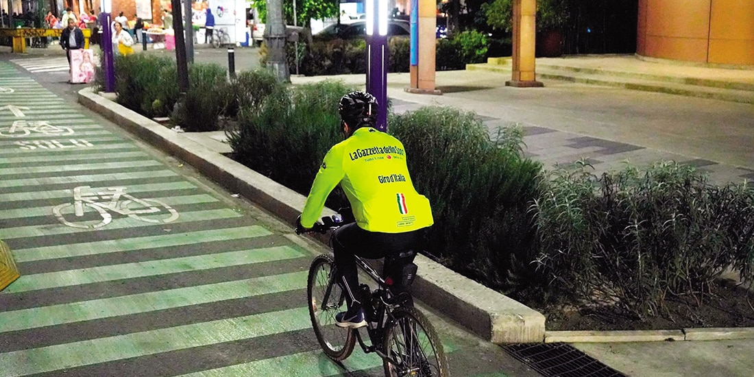 Un ciclista circula por la ciclovía de la Calzada de Tlalpan durante la noche, el pasado 2 de enero.