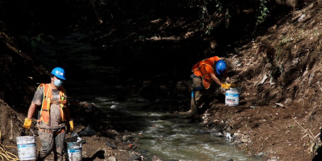 Brigadistas de la CDMX retiran basura en partes del Río Magdalena, ayer.