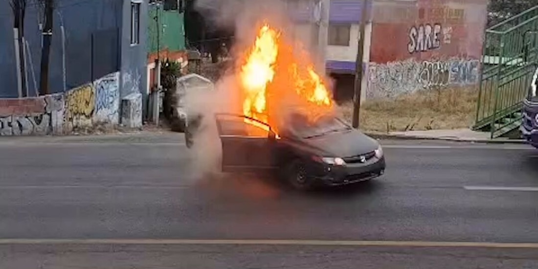 Bomberos atendieron el incendio de un automóvil particular en Tlalpan.