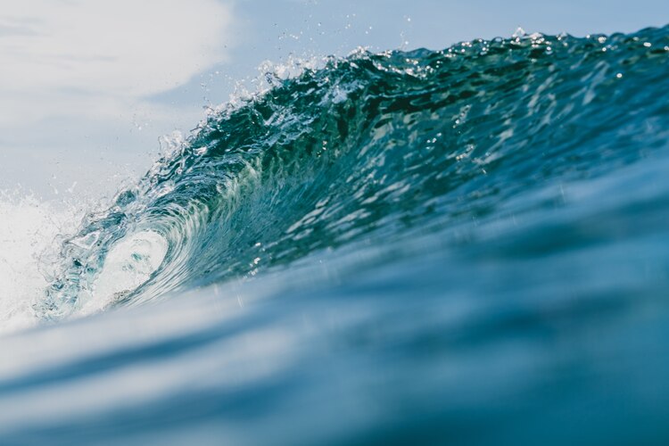 Imagen de una ola en Indonesia