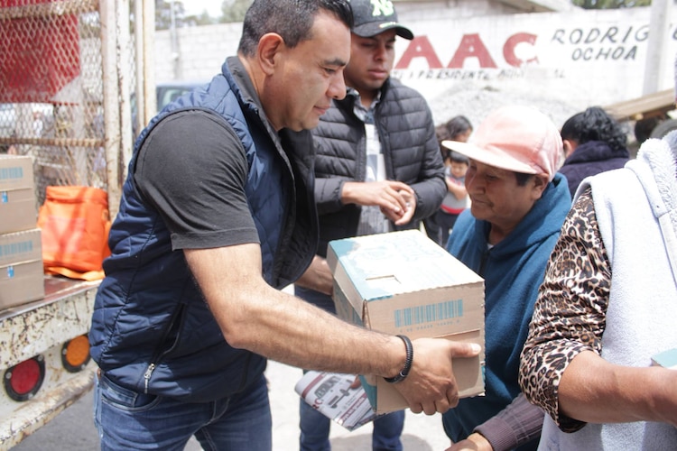 Fotografías tomadas en momentos de entrega de los apoyos sociales