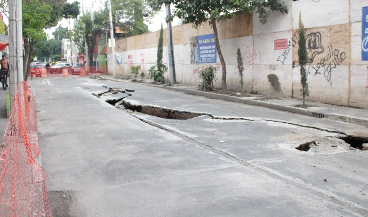 La alcaldía informó sobre el socavón en la calle, el pasado lunes.