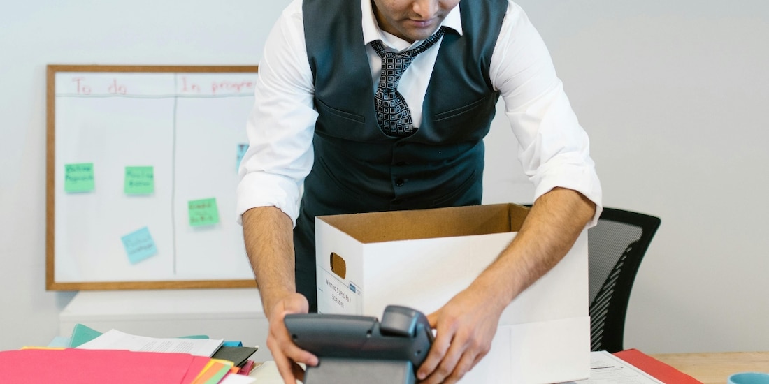 Planea tus finanzas en transiciones laborales con estrategias para reducir gastos, gestionar deudas y construir resiliencia económica.