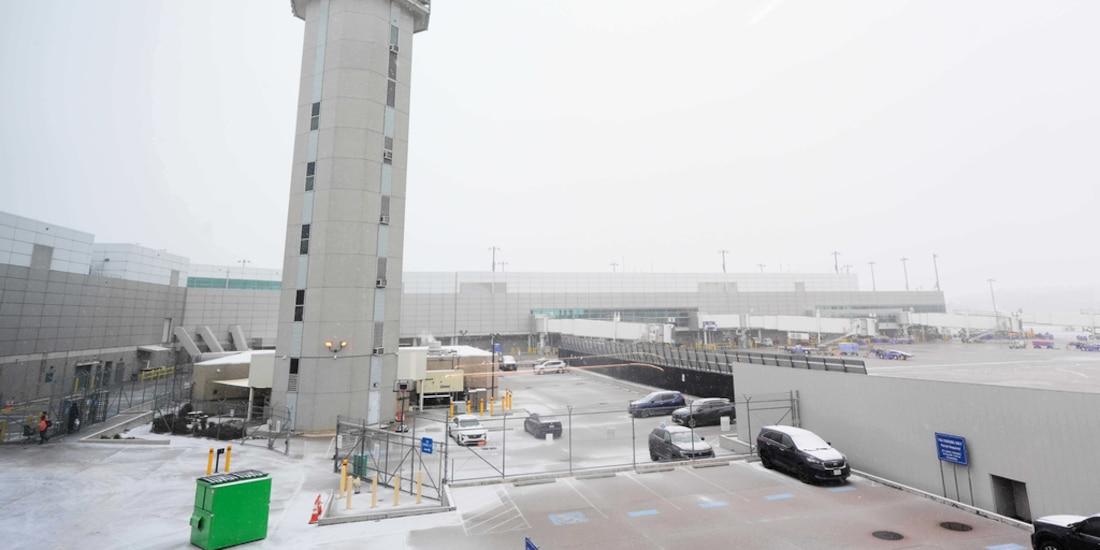 Torre de control en el Aeropuerto de Love Field, en Texas, en medio de neblina a causa de las bajas temperaturas registradas en Estados Unidos.