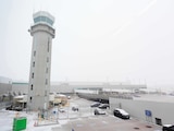 Torre de control en el Aeropuerto de Love Field, en Texas, en medio de neblina a causa de las bajas temperaturas registradas en Estados Unidos.