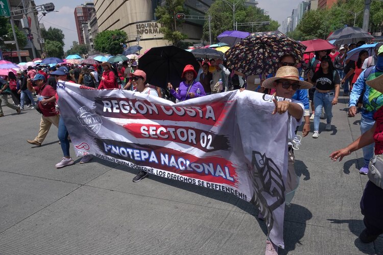 Maestros de la CNTE exigen mejoras salariales y laborales.