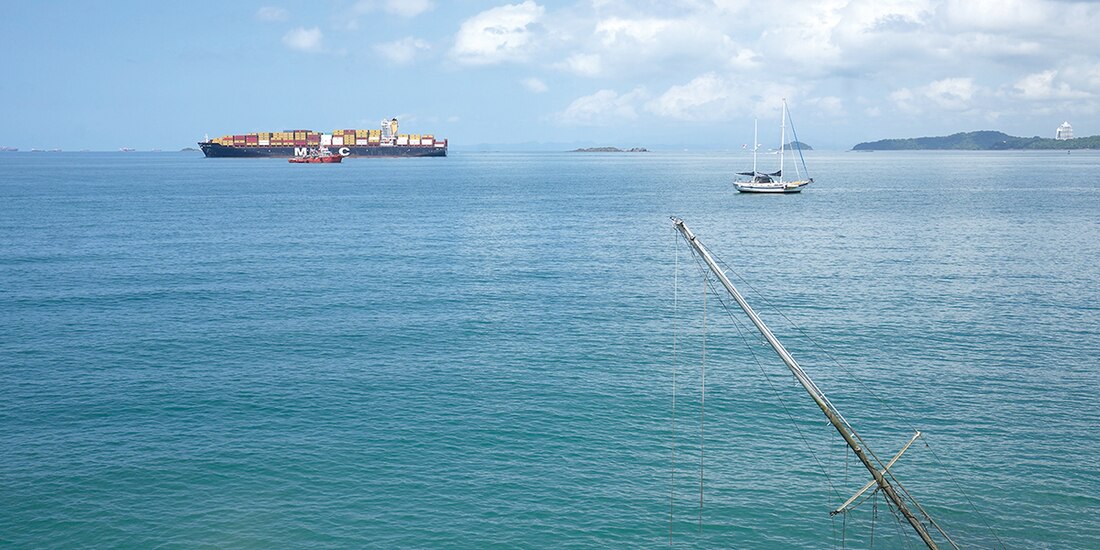 Barcos cargueros navegan por el Océano Pacífico tras su paso por el Canal de Panamá, el jueves 3 de agosto.