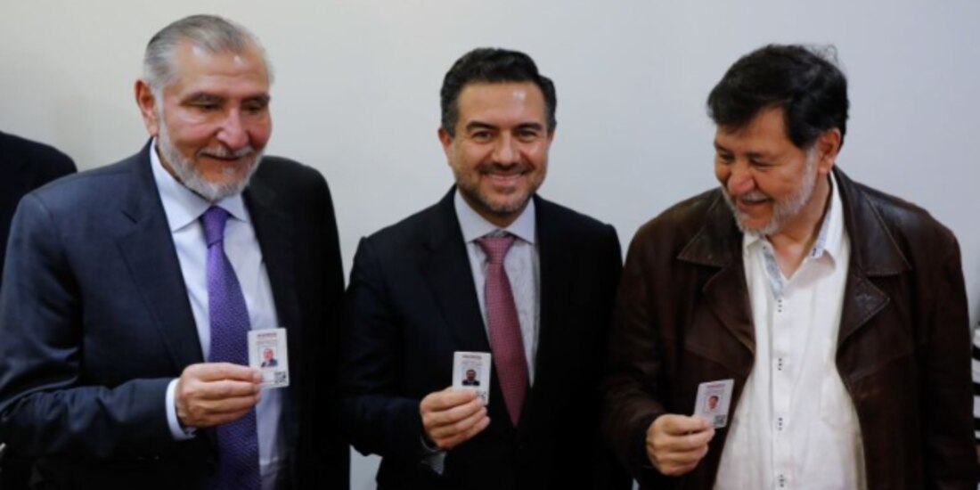de izq. a der.: Adán Augusto López, Miguel Ángel Yunes Márquez y Gerardo Fernández Noroña, muestran sus credenciales de Morena el pasado 18 de febrero.