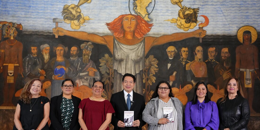 Al centro de la imagen el Secretario de Educación Pública.