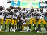 Jugadores de los Steelers celebran una jugada en el duelo ante Jaguars, en la Semana 11 de la NFL